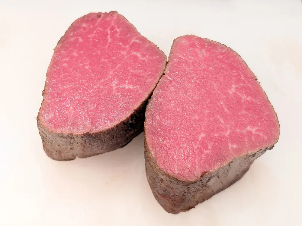 御嘉（おか） 但馬牛熟成肉ローストビーフの断面。ロゼ色のシャトーブリアン