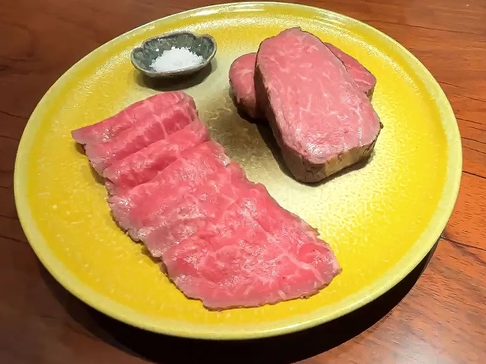 御嘉(おか) 盛り付け。薄切りと厚切り、二つの味わい