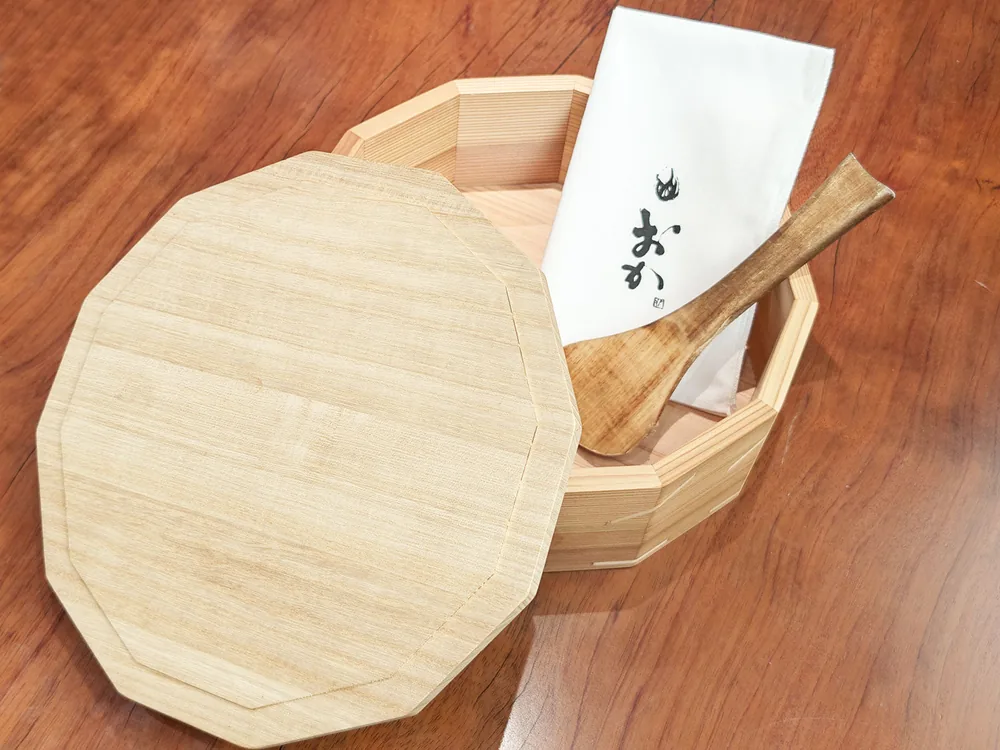 よろずおひつとおかロゴ入りさらし、しゃもじ