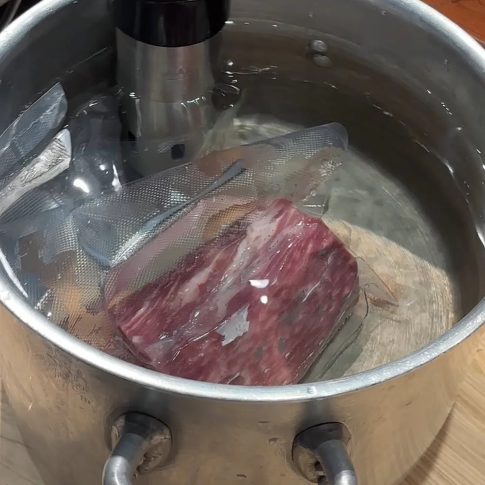 仕込み二日目 火入れ。湯煎でじっくり火を入れる